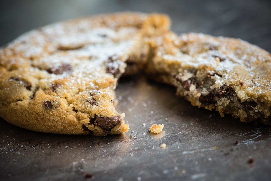 Un viscottu tunnu, cu cuccidda di cioccolatu, ruttu ’n dui